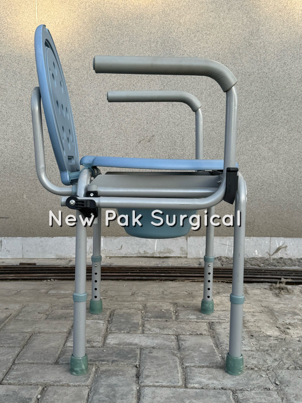 # Ky 800  Commode Chair